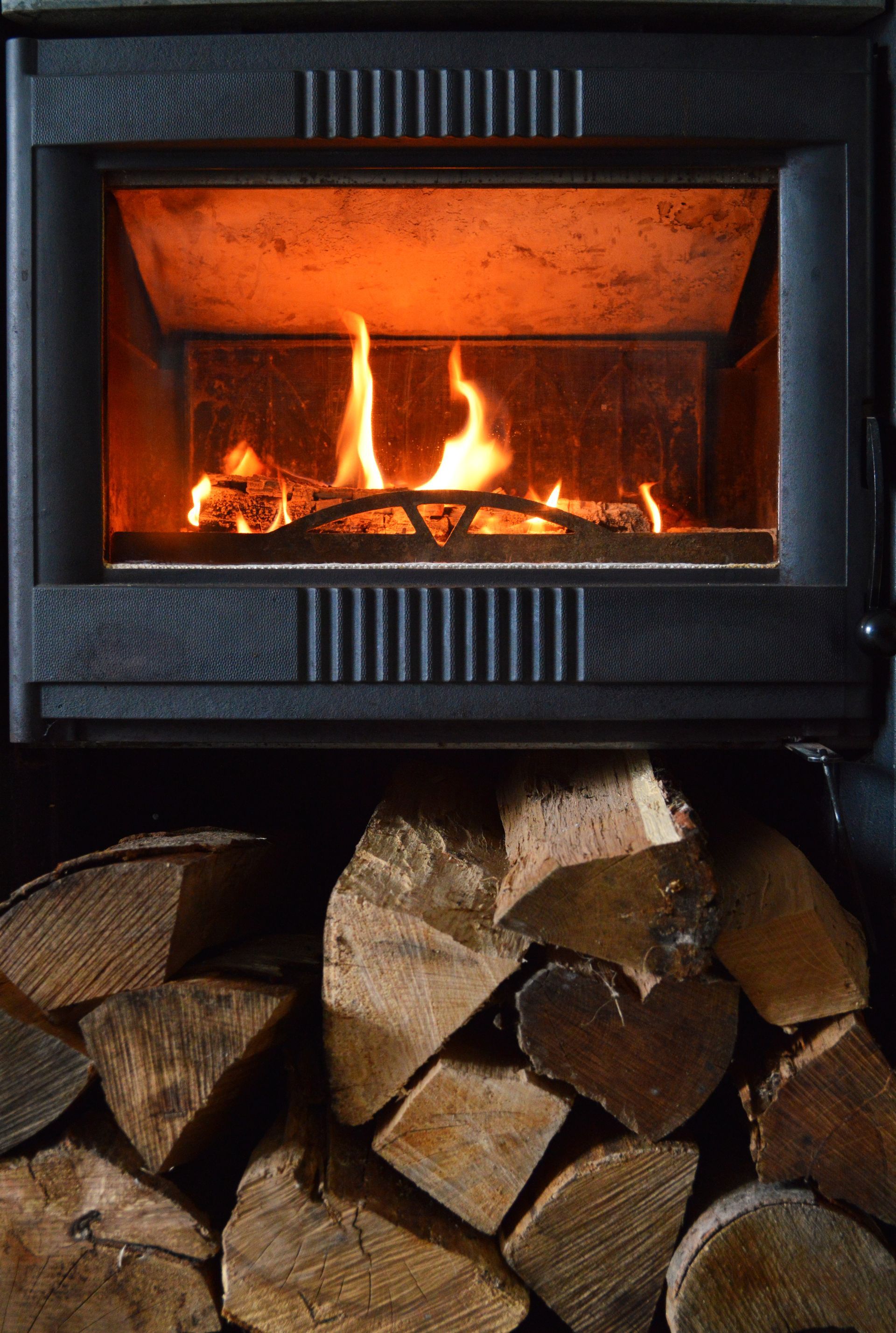 Chauffage au bois avec foyer en fonctionnement.