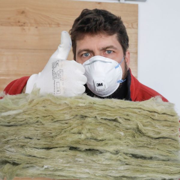 Installation d’un isolant thermique pour réduire les déperditions de chaleur.