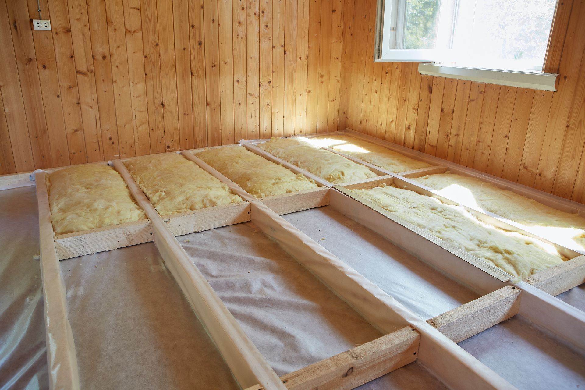 Isolation thermique d’un plancher de combles par laine minérale.