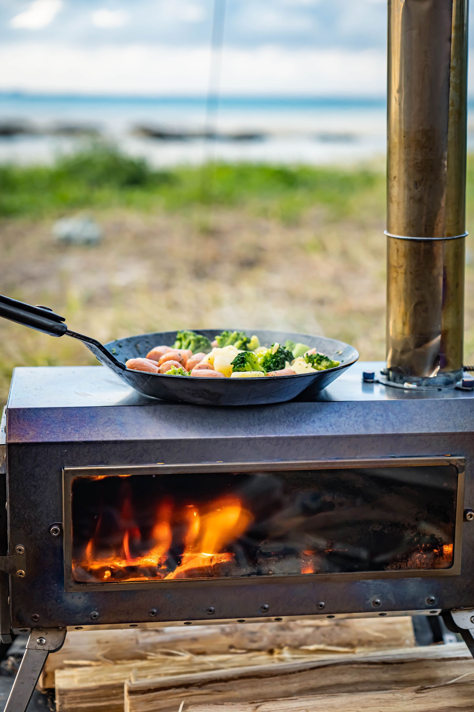 Préparation d'un plat sur un poêle à bois