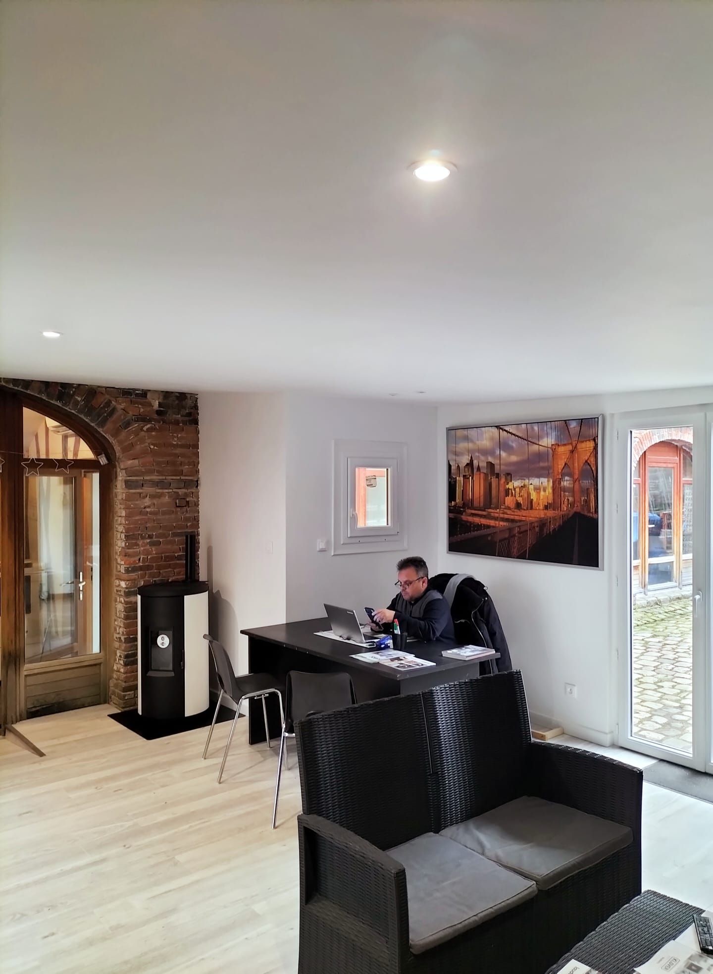 Bureau de conseil de l’agence d’Elbeuf avec espace d’attente et poêle à granulés.
