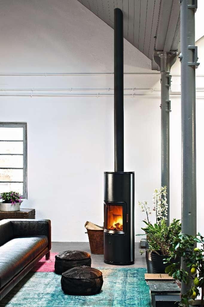 Chauffage au bois avec poêle moderne au cœur d’un espace de vie lumineux.