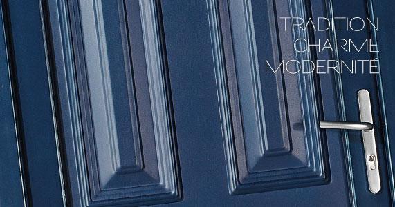 Porte à panneaux bleus avec poignée argentée