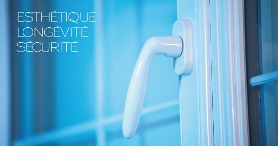Poignée de fenêtre blanche avec l'inscription « Esthétique, Longévité, Sécurité »