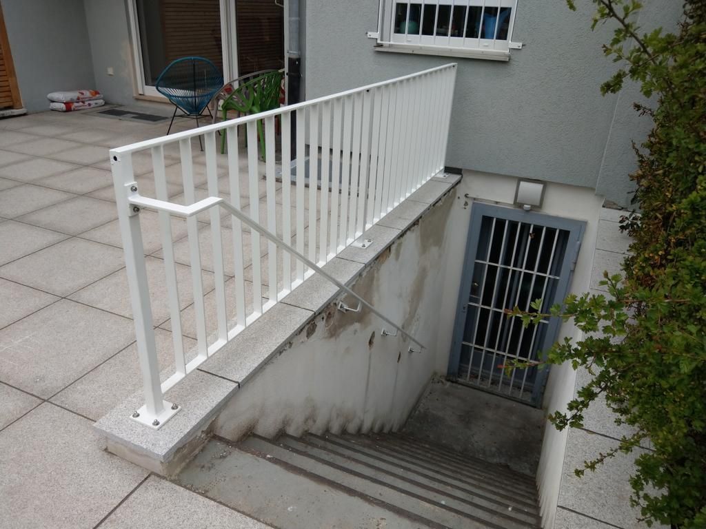 Weißes Treppengeländer mit Handlauf