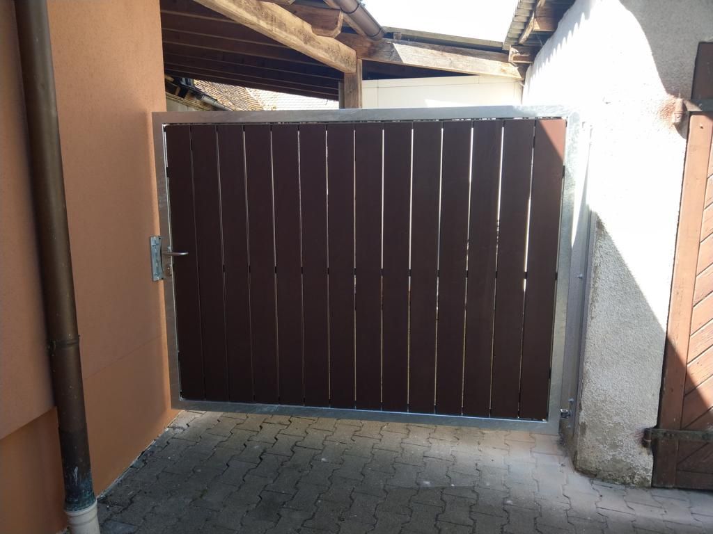 Tor zu einem Grundstück aus Metall und Holz