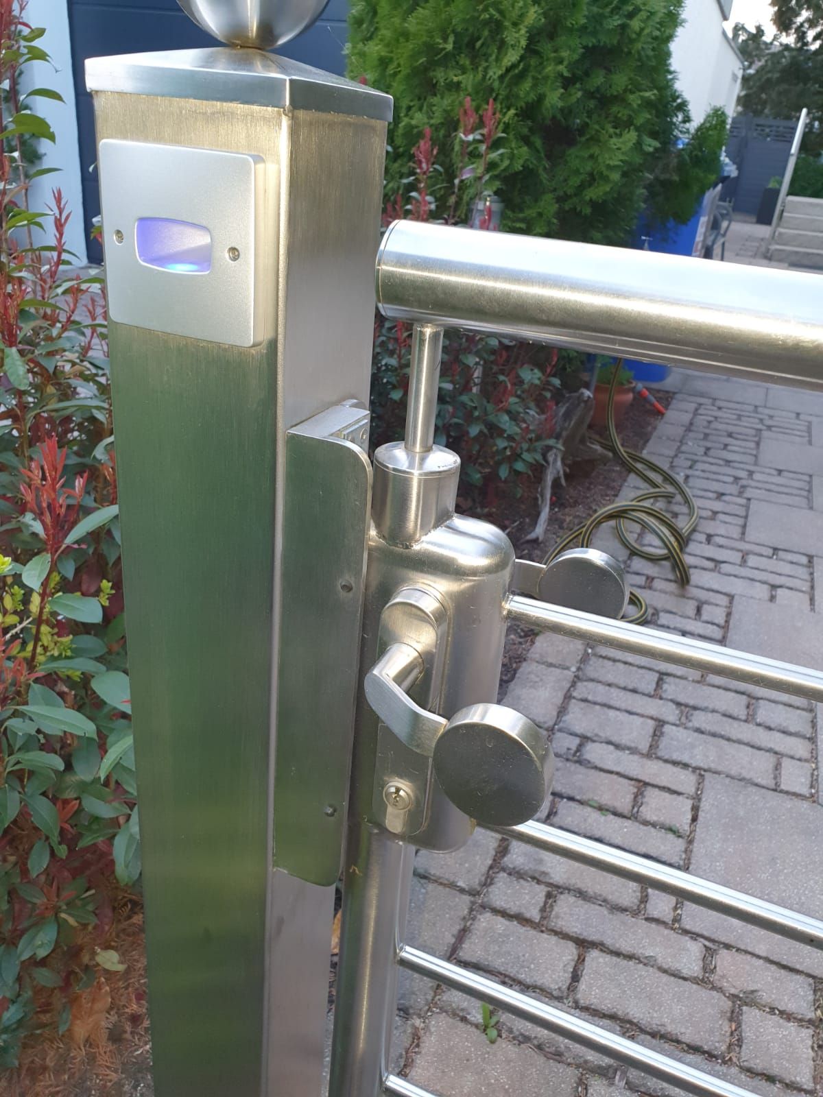 Nahaufnahme eines Stahltors mit Griff