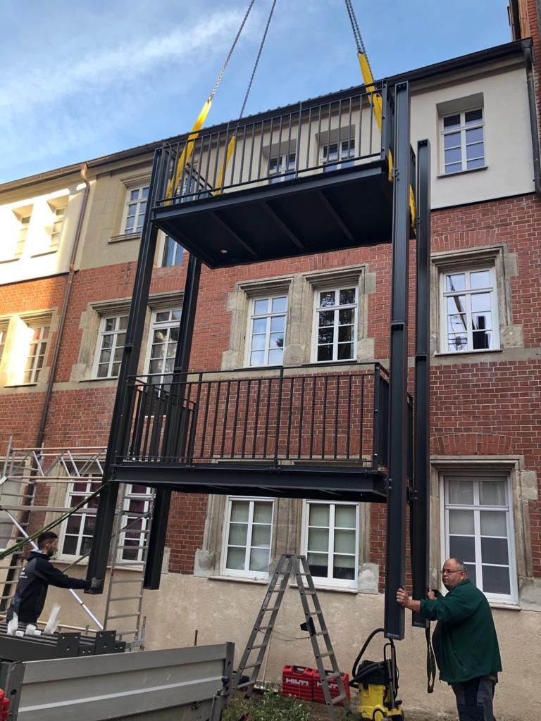 Anlieferung und Montage von neuen Balkonen aus Metall