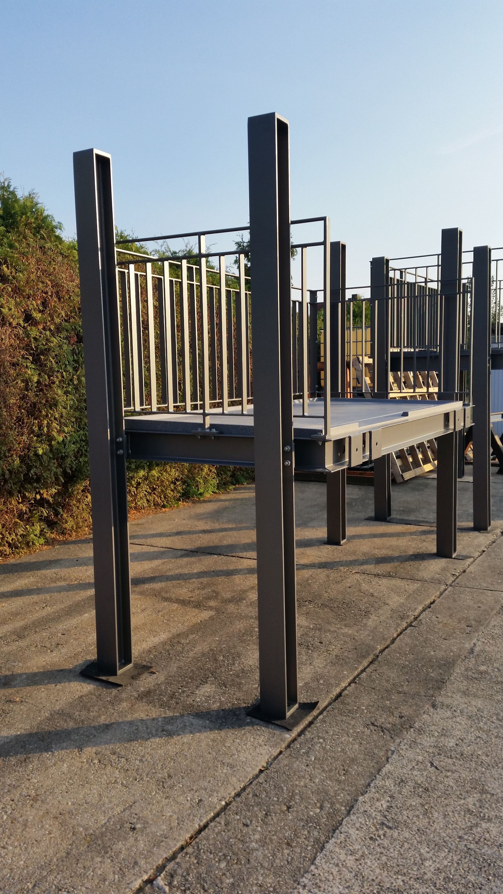 Metallbalkone mit Geländer für die Montage an eine Hausfassade