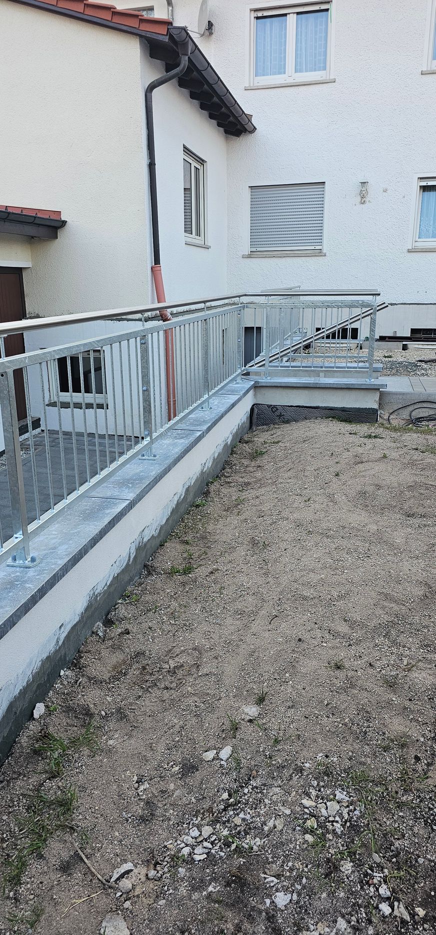 Metallgeländer zur Terrasse eines Hauses