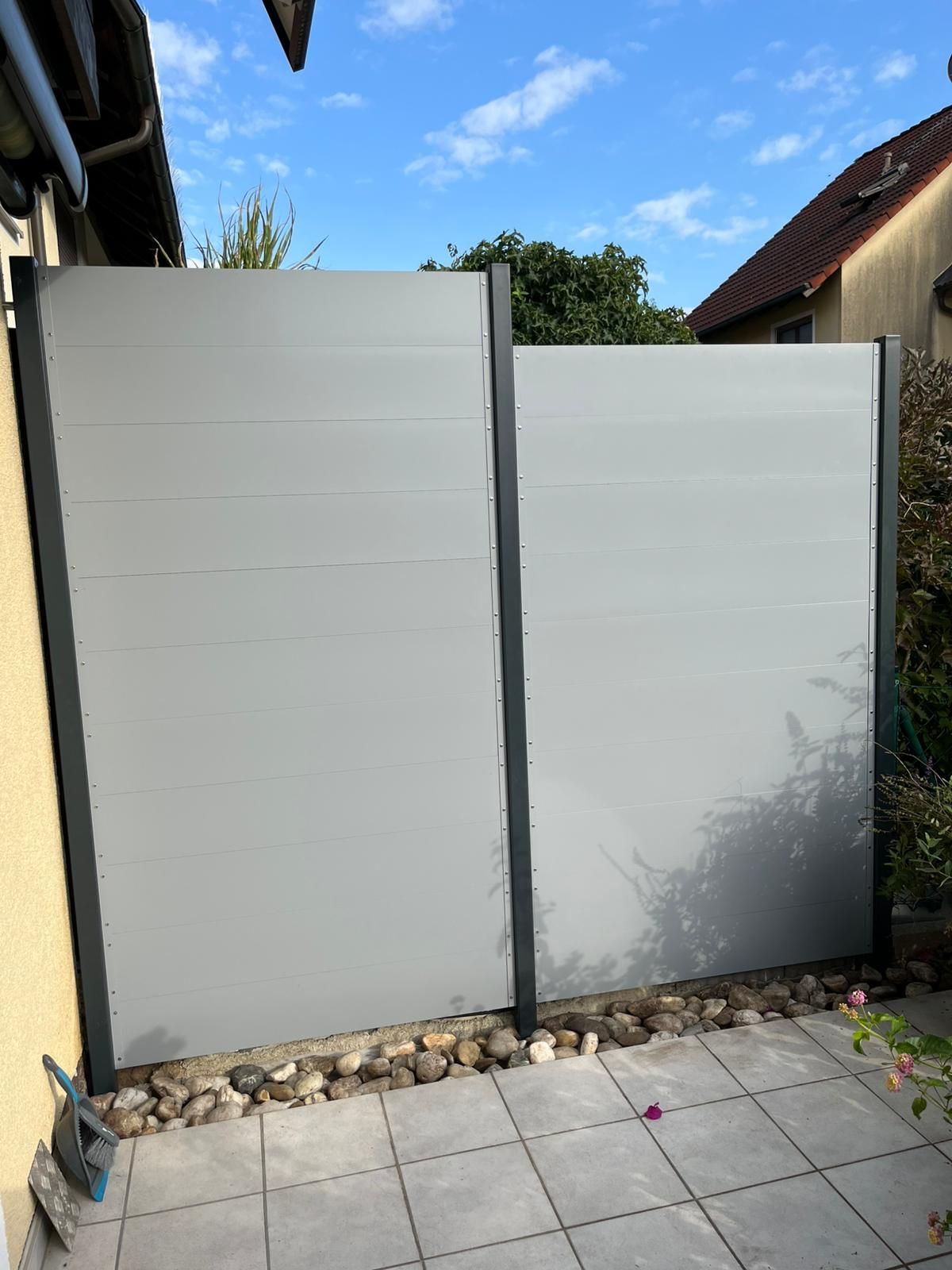 Sichtschutz einer Terrasse mit Blumenbeet