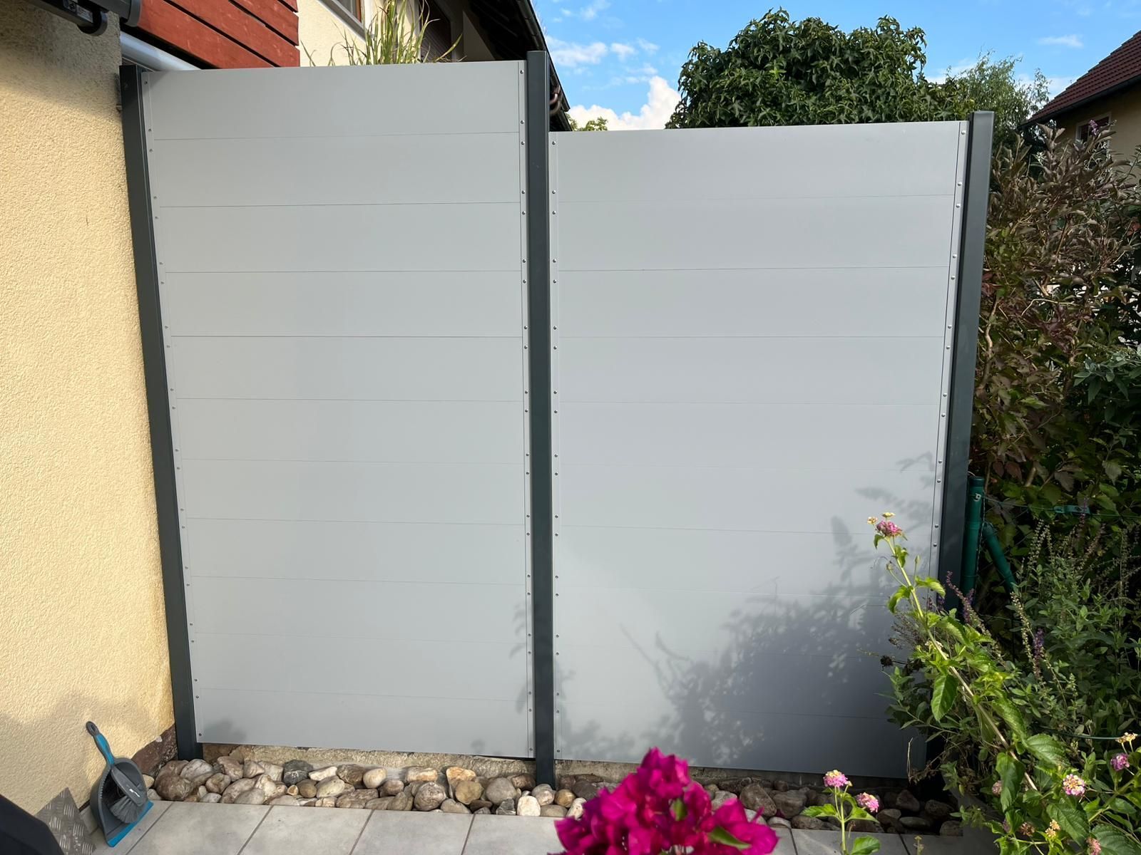 Sichtschutz einer Terrasse mit Blumenbeet