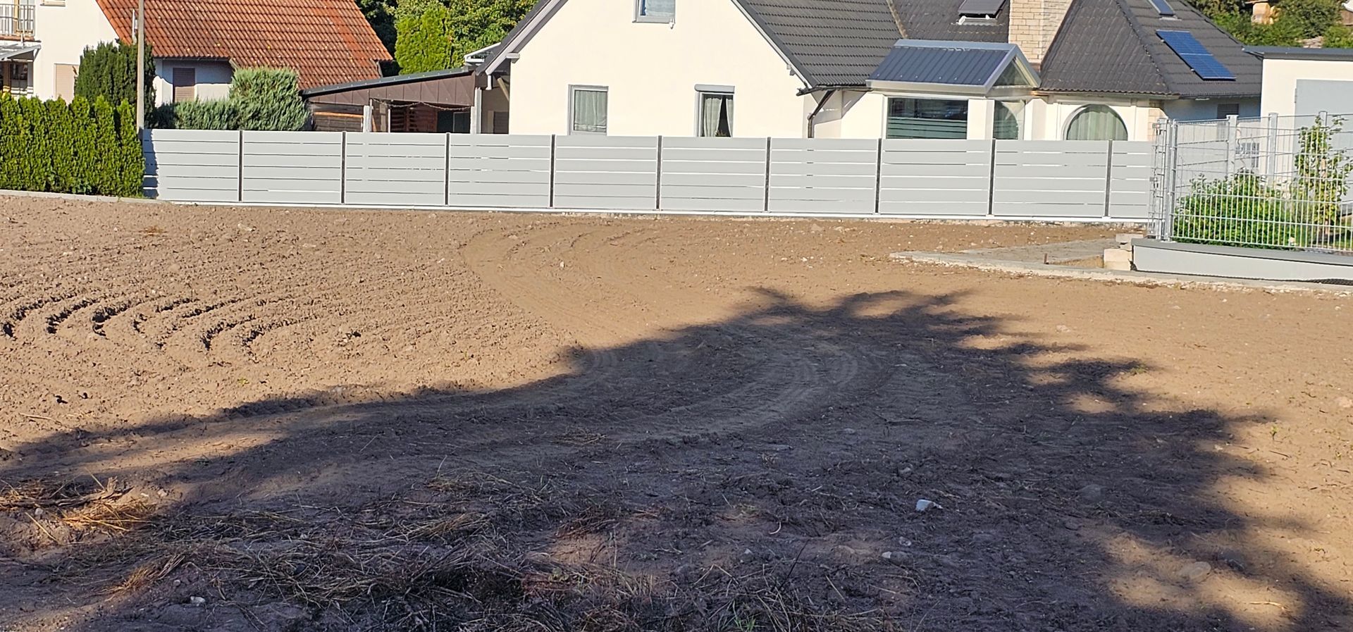 Baustelle mit Aufbau eines Sichtschutzes um das Grundstück