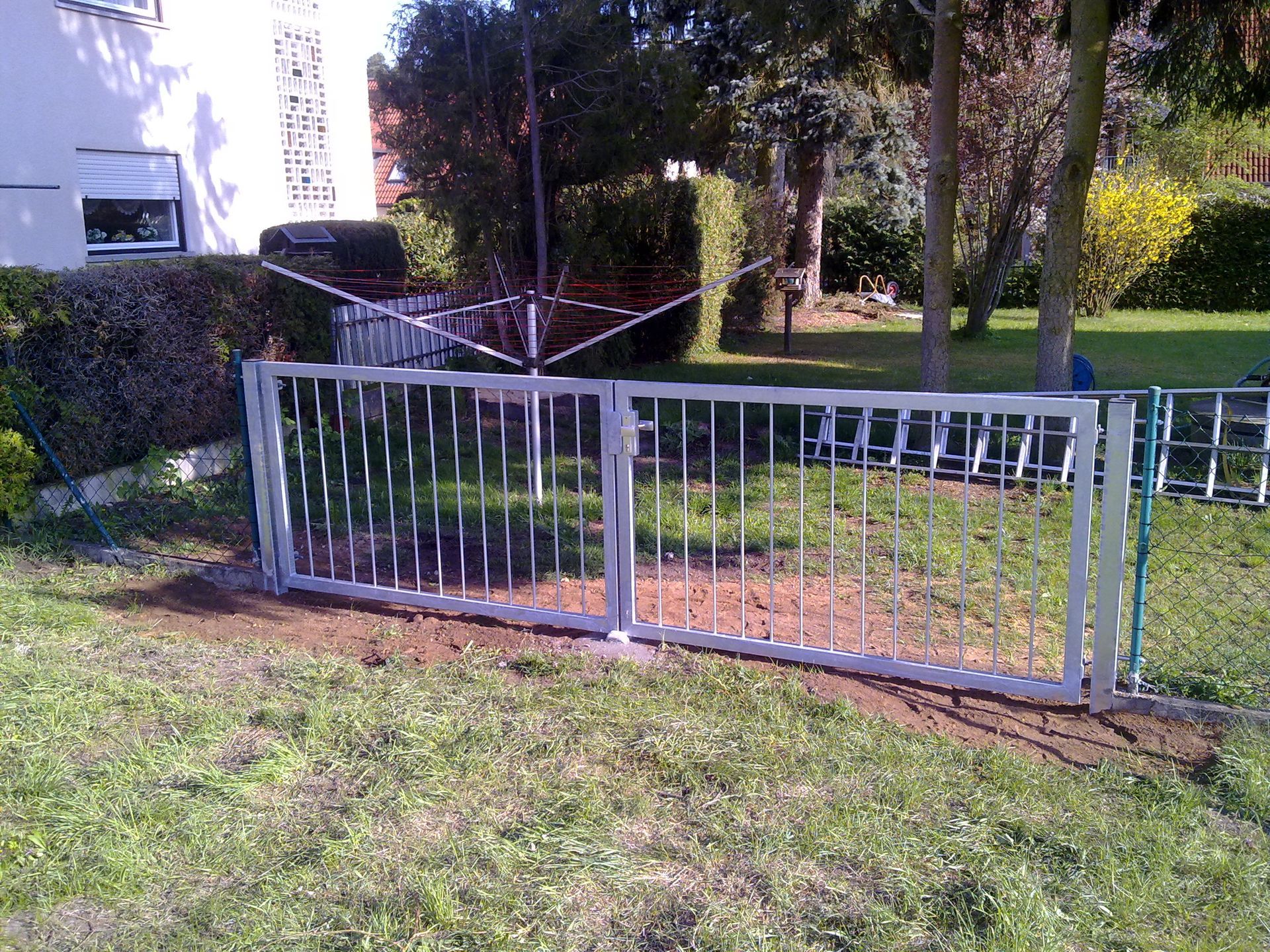 Halbhoher Zaun um einen Garten mit Törchen