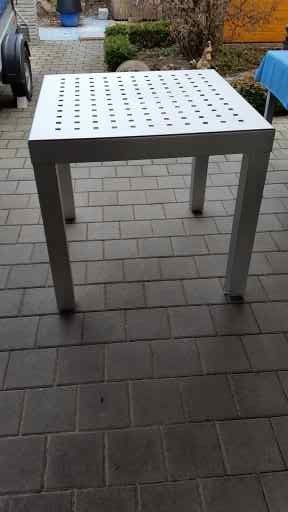 Schlichter Terrassentisch aus Metall als Sonderanfertigung