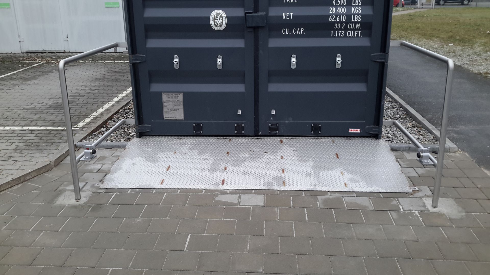 Eine Auffahrrampe zu Lagercontainern