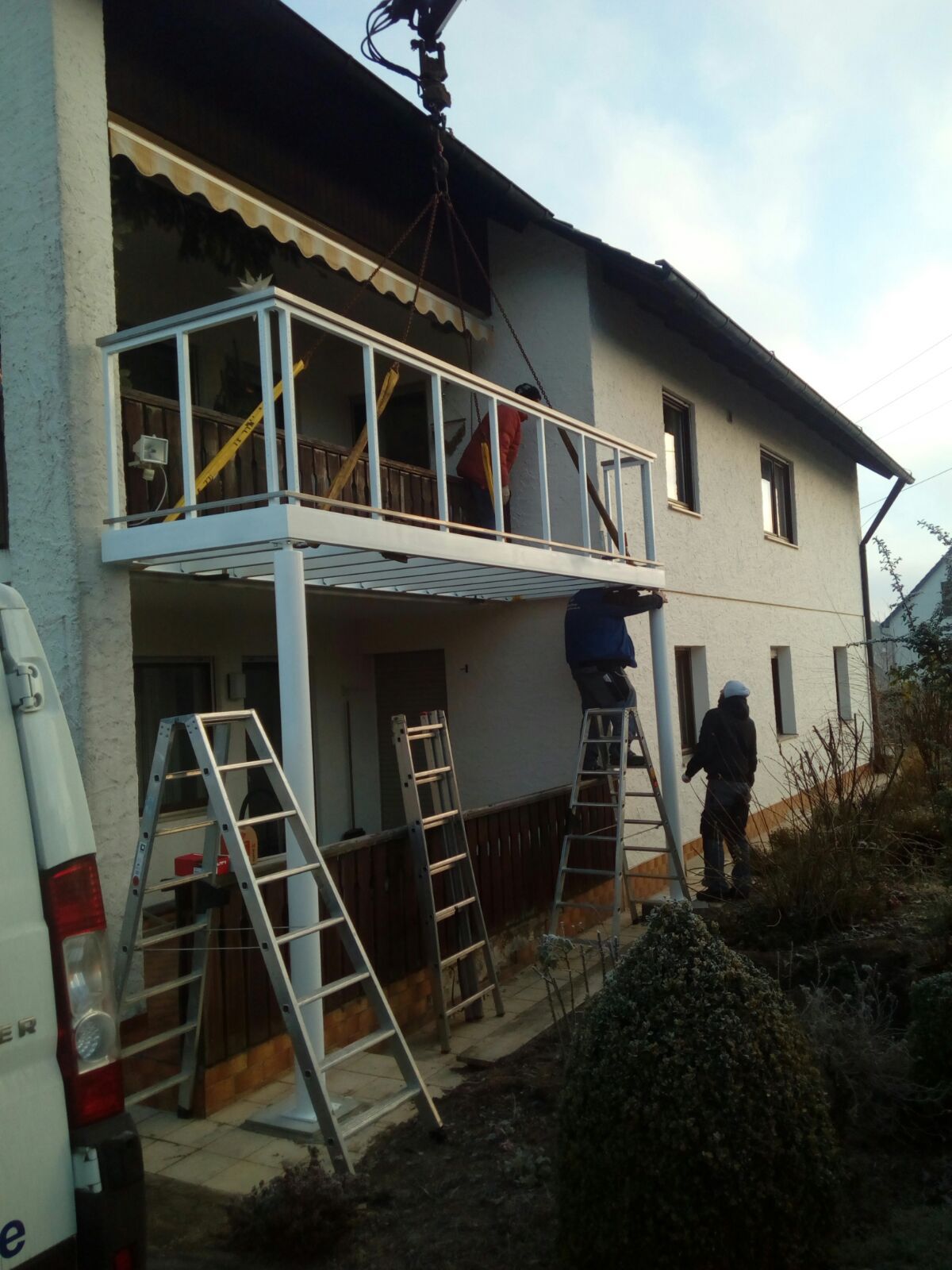 Montage neuer Metall-Balkone an einem Wohnhaus 