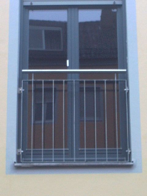 Schutzgitter und Geländer an Terrassentüren in höheren Etagen