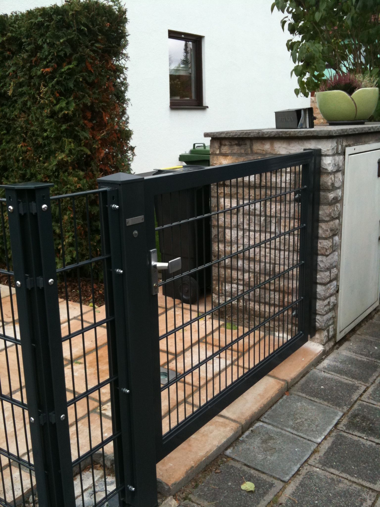 Gartentore und Zaun in schwarz lackiertem Metall