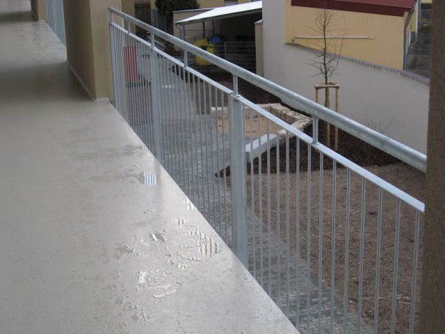 Sanierung vom Metallgeländer eines Laubengangs