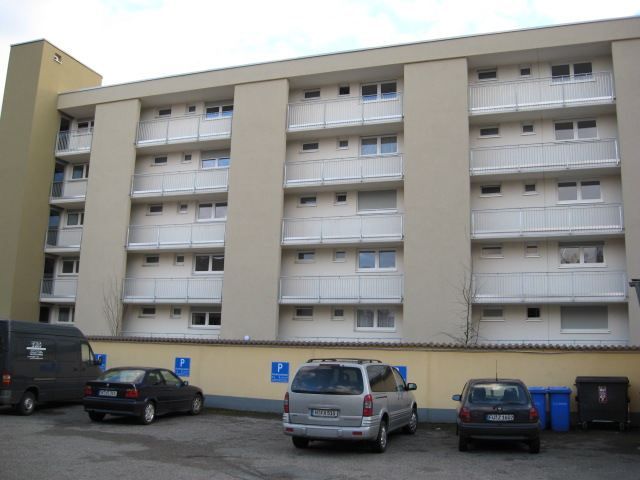 Sanierung eines Geländers mit Laubengang von einem Hochhaus