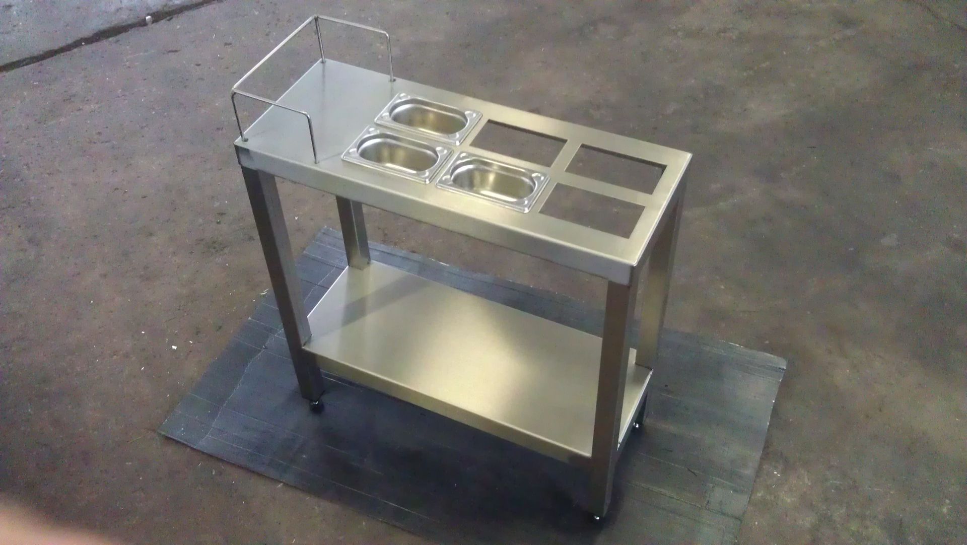 Sonderanfertigung eines Servierwagens mit Ausbuchtungen für Metallschalen + Metallschalen