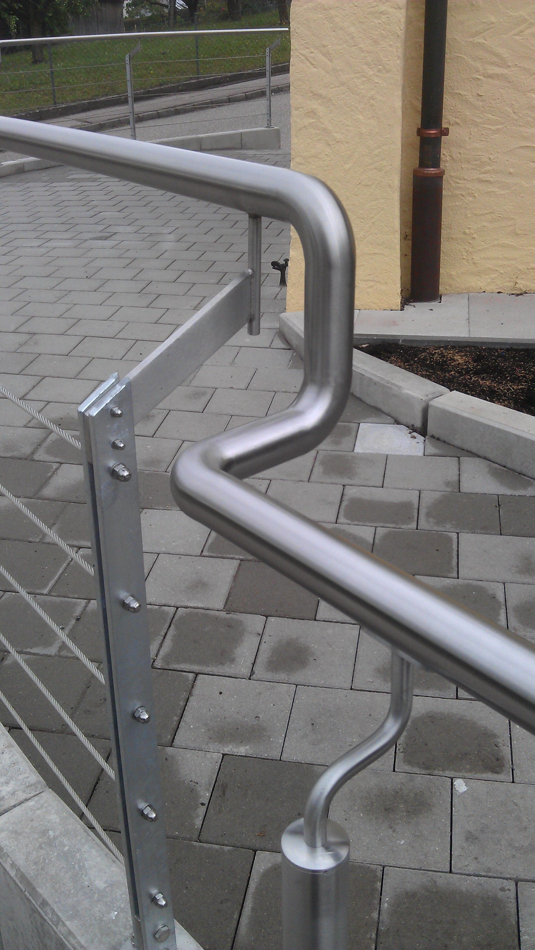 Rundes Geländer eines Rundgangs zum Eingang einer Kirche