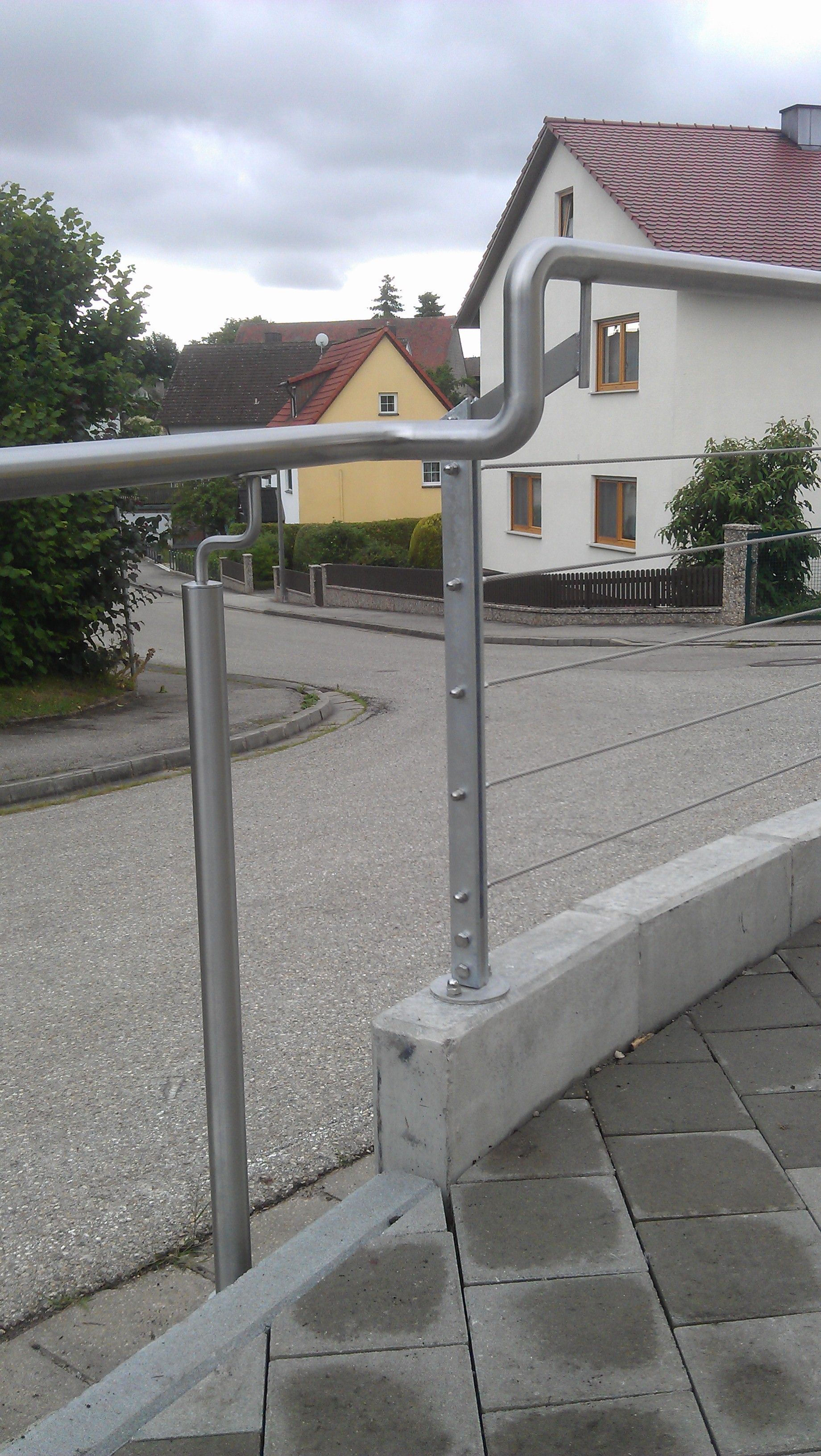 Rundes Geländer eines barrierefreien Eingangs einer Kirche