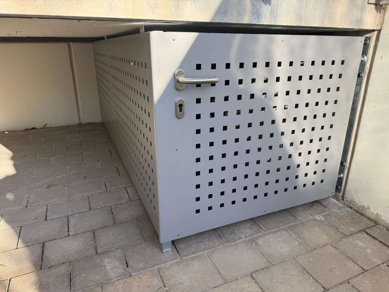 Mülltonnenhäuschen aus Metall mit Tür