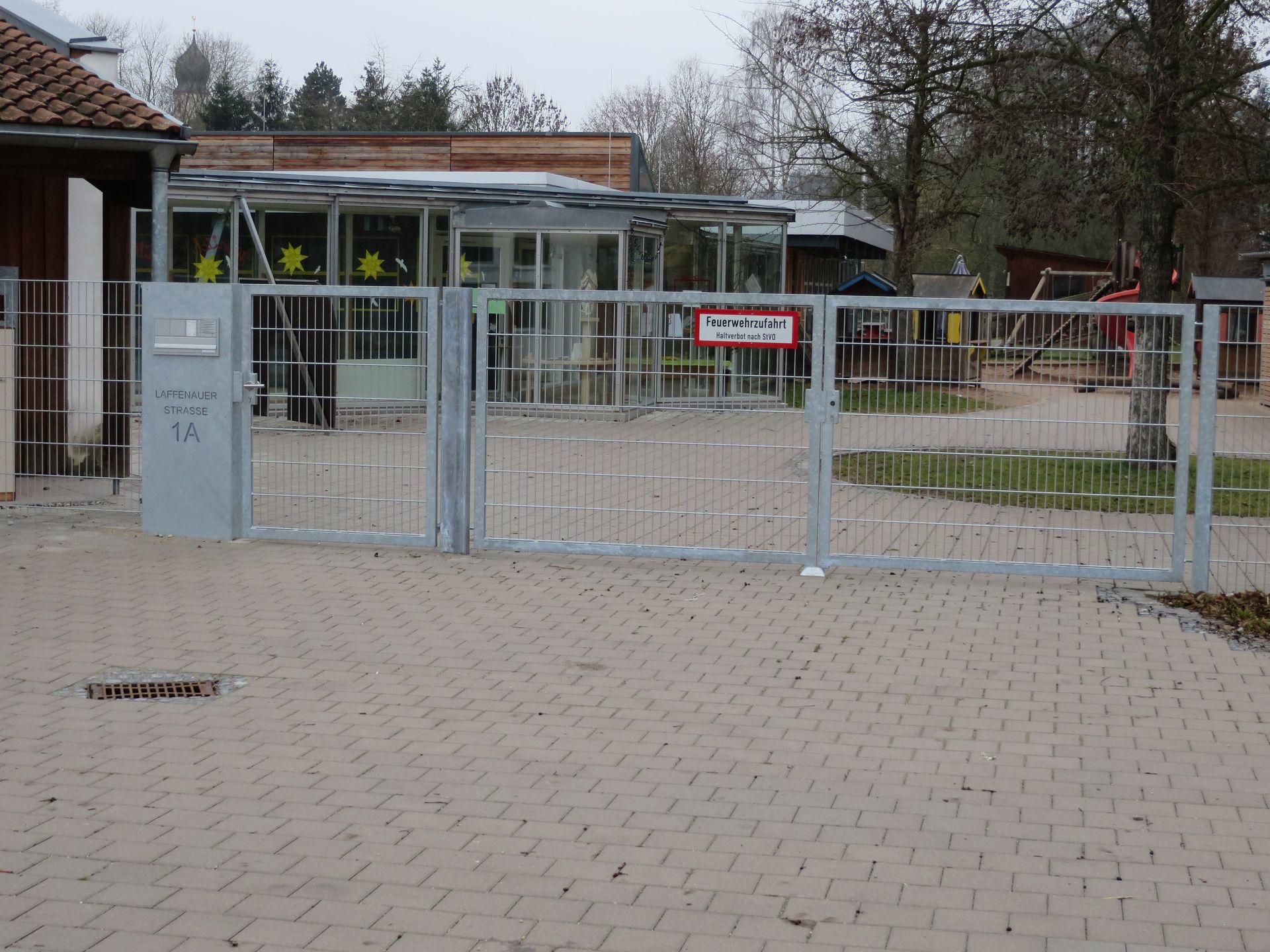 Metallzaun mit Tor und eingebautem Briefkasten für einen Kindergarten