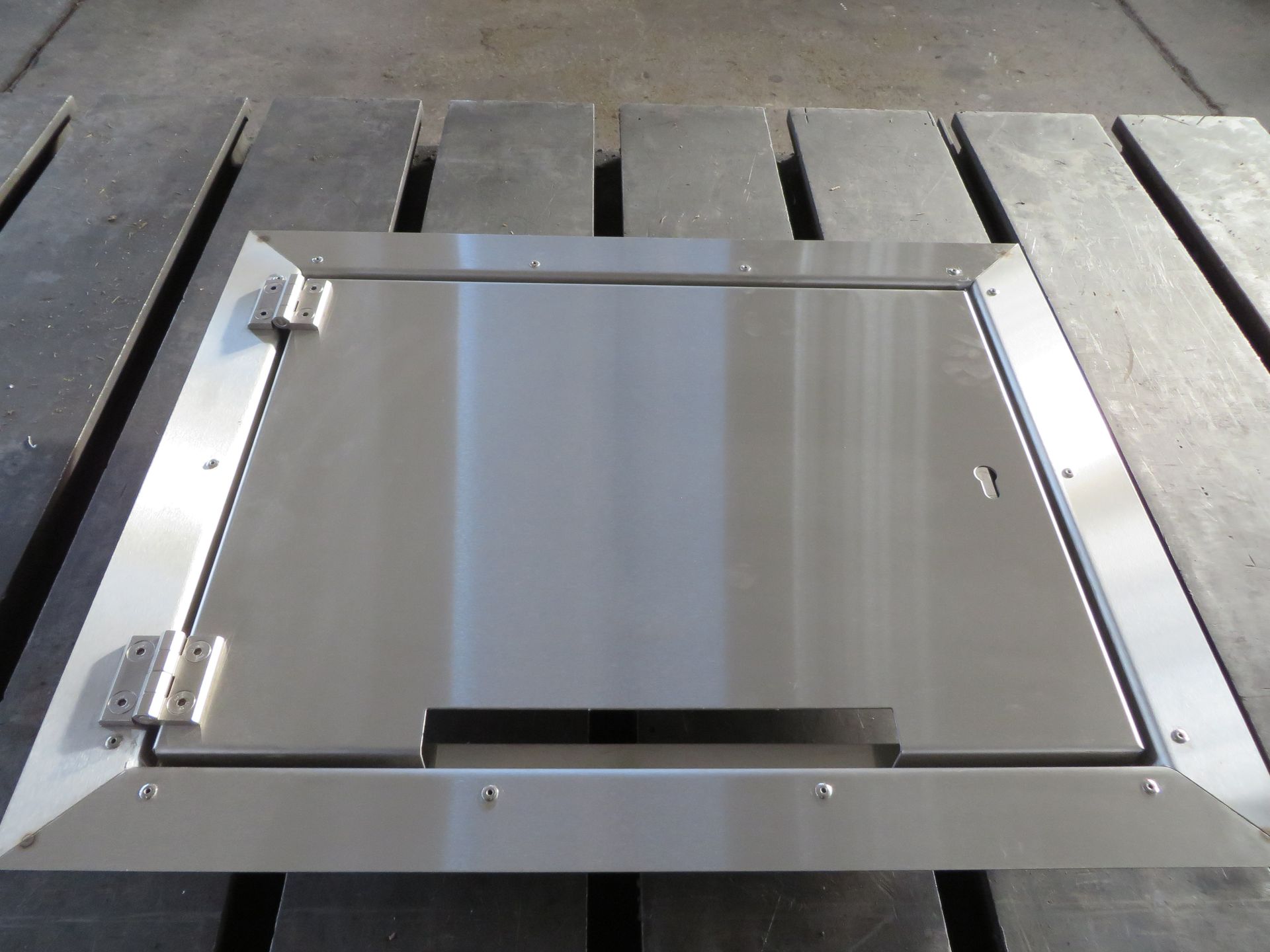 Eine Metallluke mit Griff