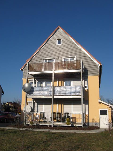 Nachträglich montierte Balkone an einem Wohnhaus