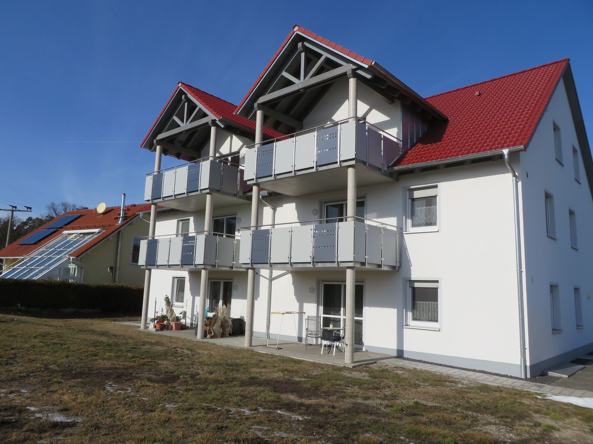 Ein Neubau mit modernen Balkonen