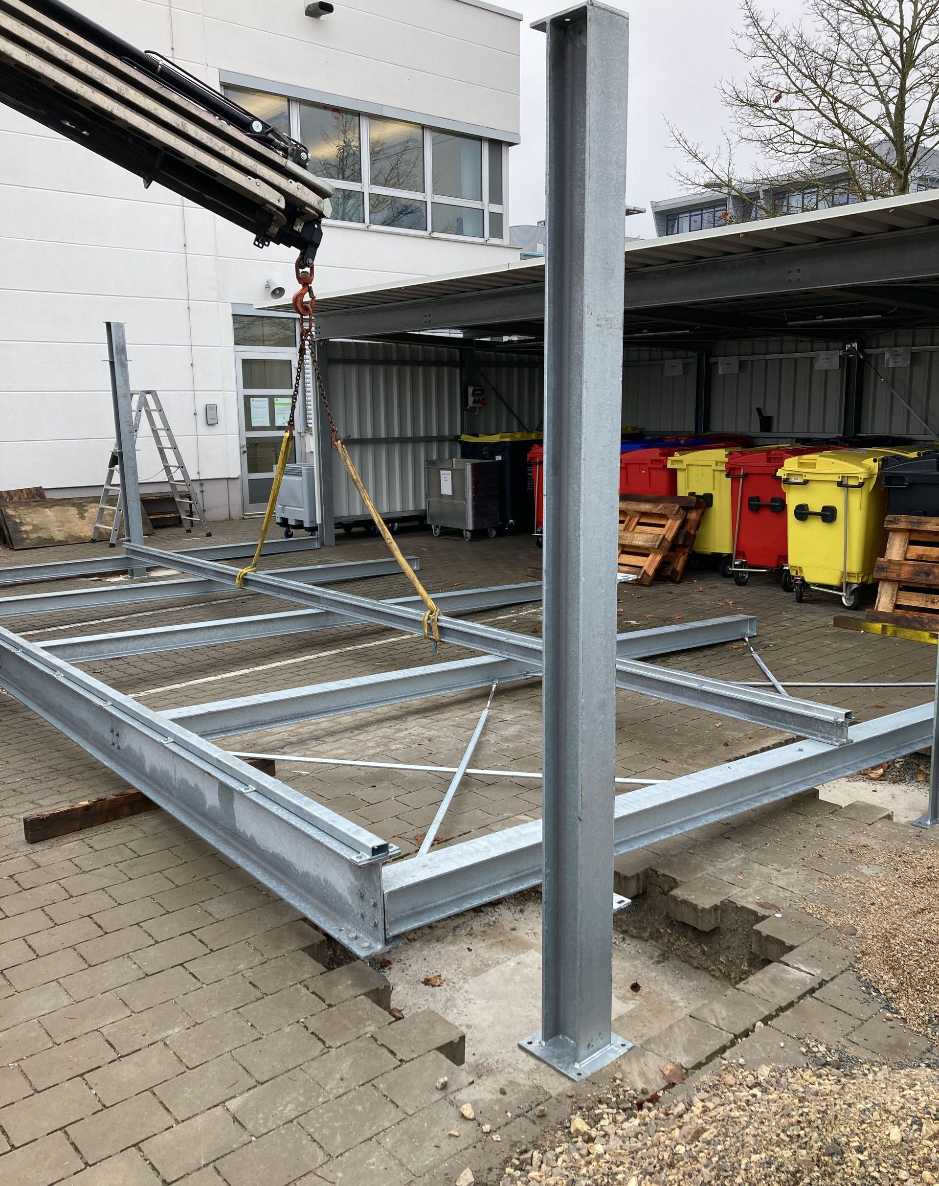 Ein Mülltonnenhaus aus Metall für Gewerbekunden