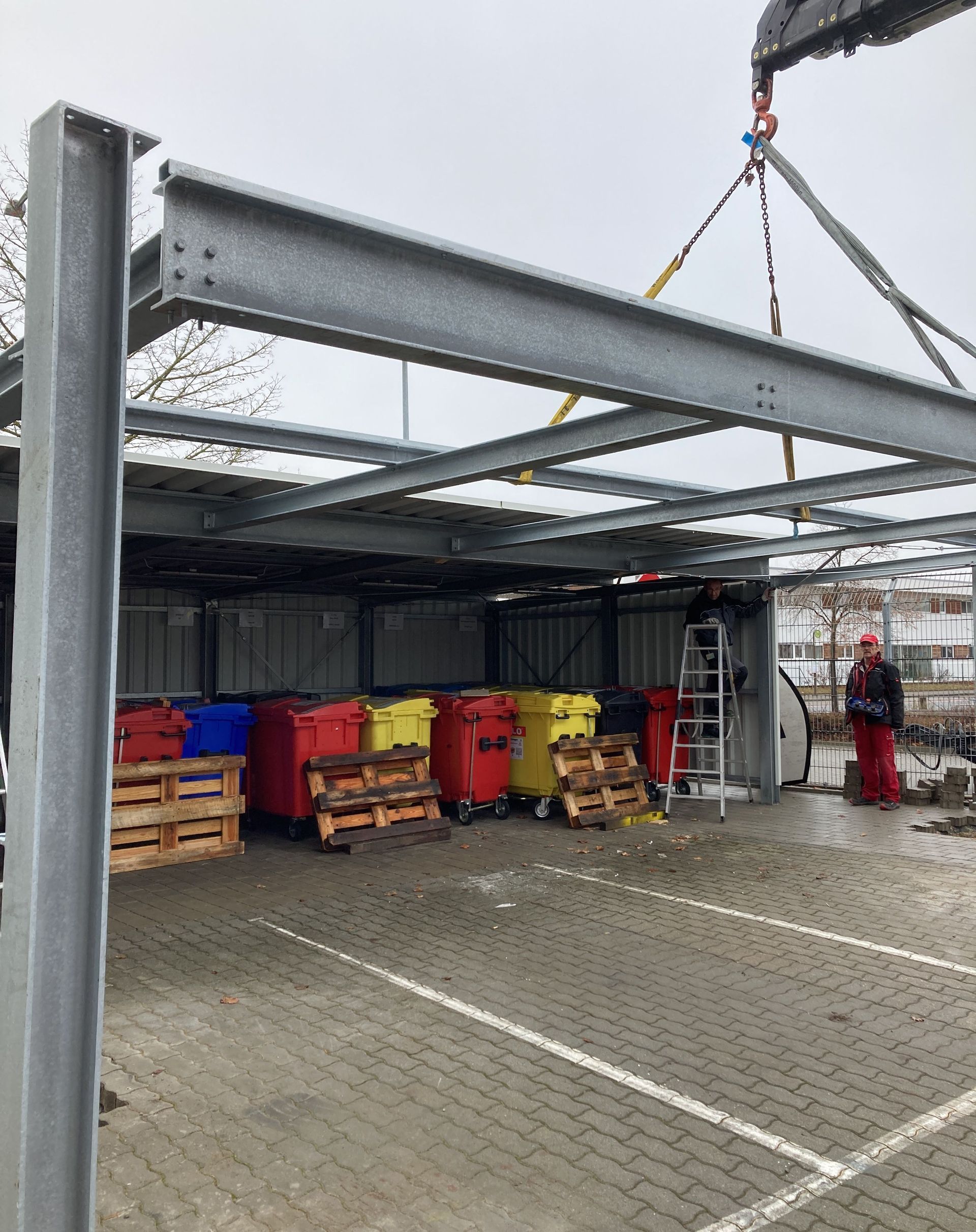 Ein Mülltonnenhaus aus Metall für Gewerbekunden