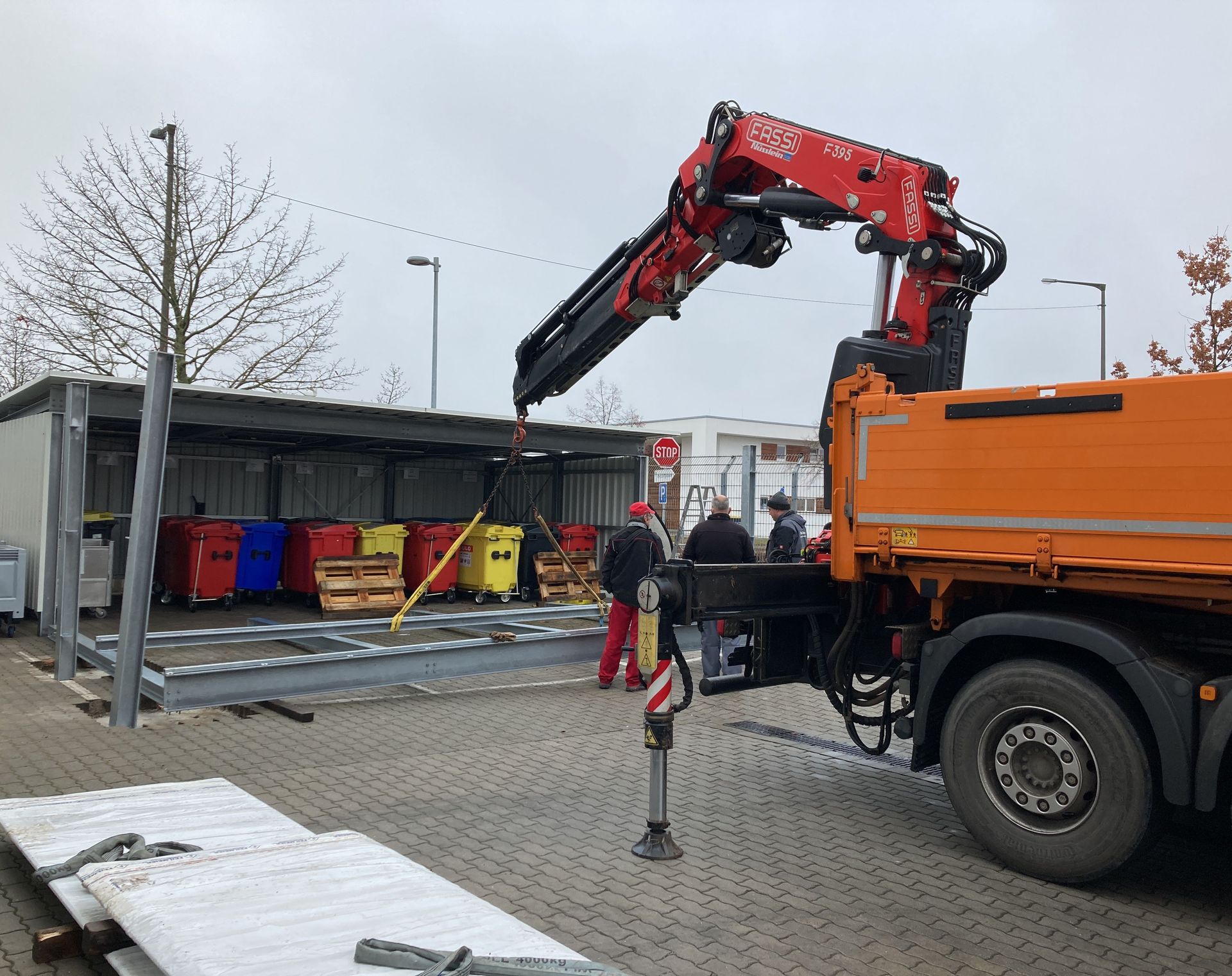 Anlieferung und Aufbau einer Metallkonstruktion für gewerbliche Mülltonnenüberdachungen