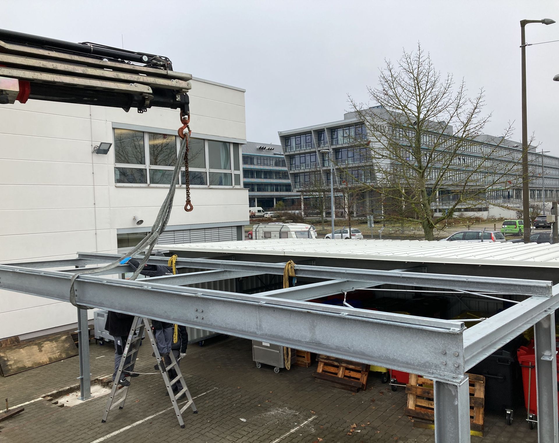 Anlieferung und Aufbau einer Metallkonstruktion für gewerbliche Mülltonnenüberdachungen