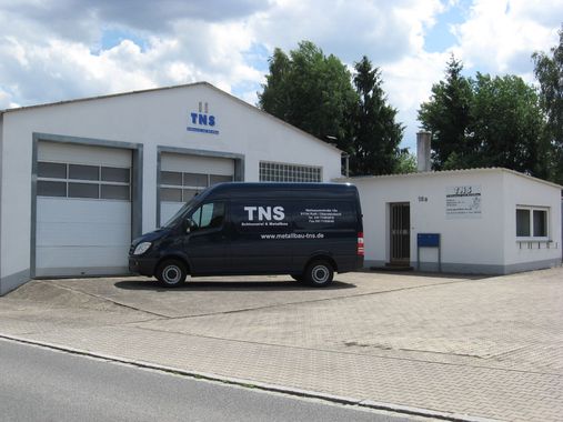 Ein Lieferwagen von TNS Metallbau auf vor dem Gebäude des Metallbau-Betriebs in Roth