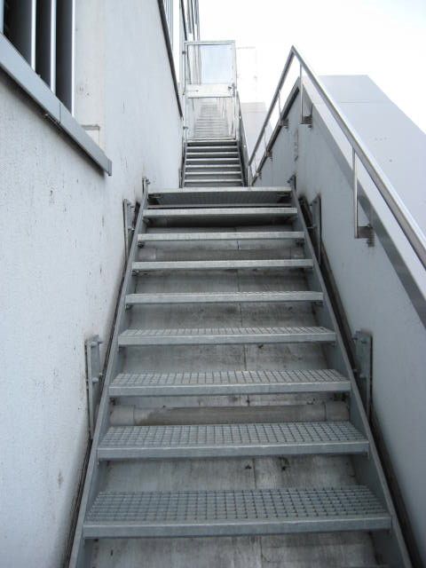 Neubau einer Metalltreppe mit Geländer an einer gewerblichen Fassade