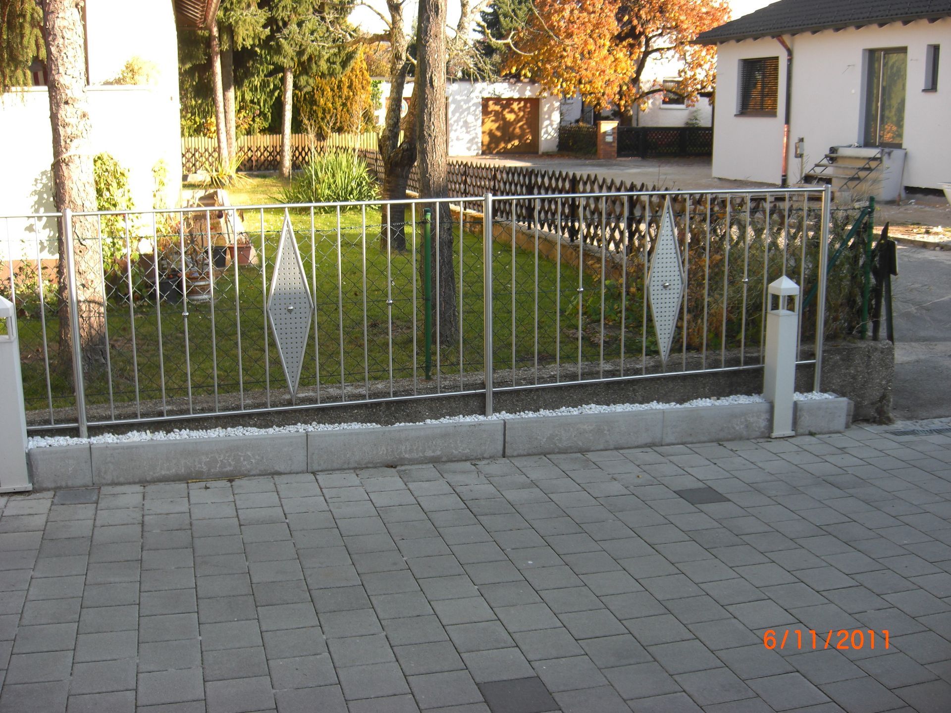 Metallzaun mit Geometrischen Verzierungen