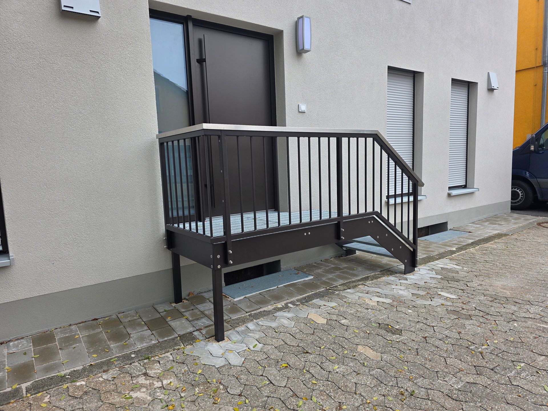 Außentreppe mit Geländer