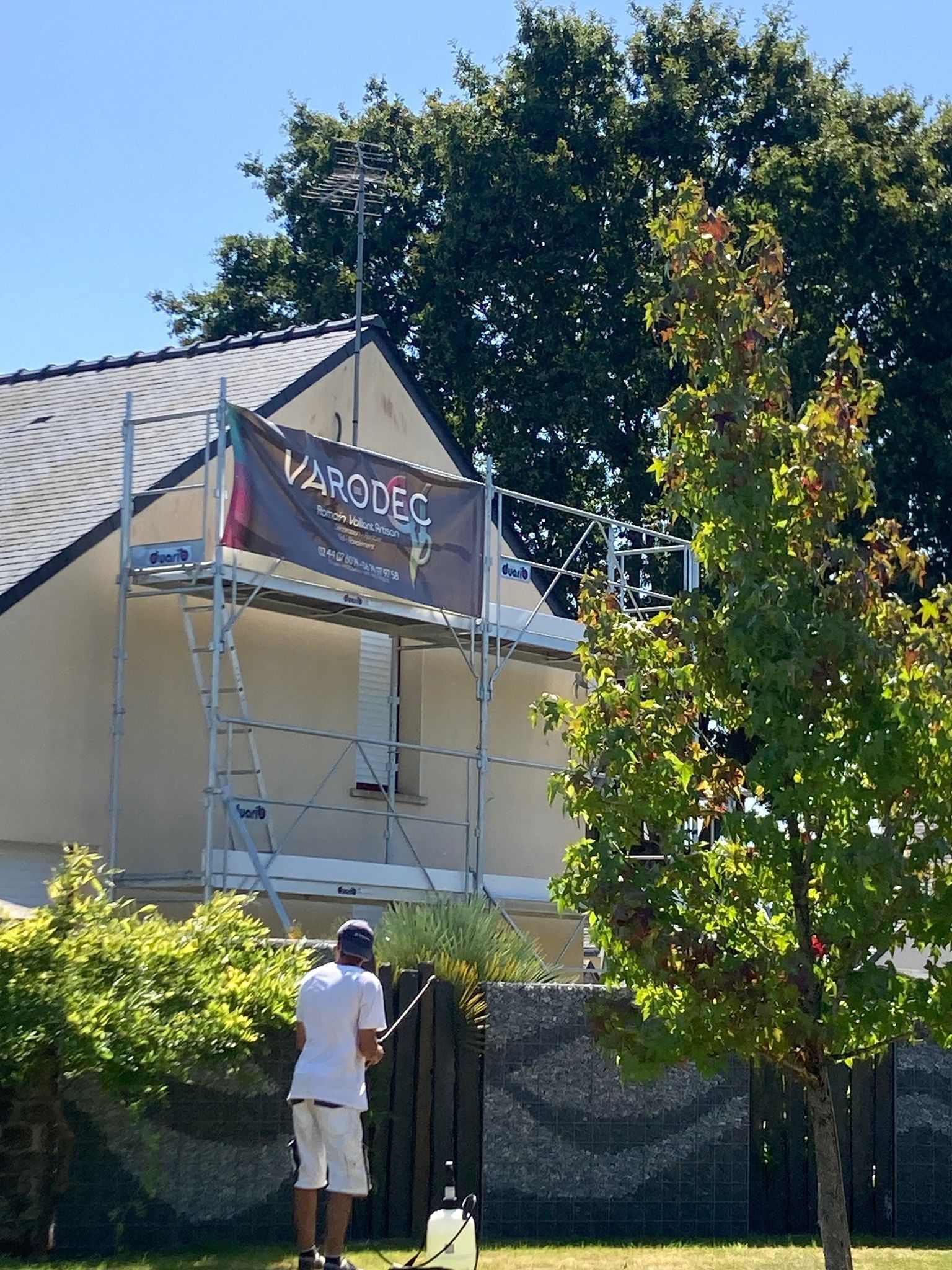 Banderole de la marque VARODEC sur un échaffaudage.
