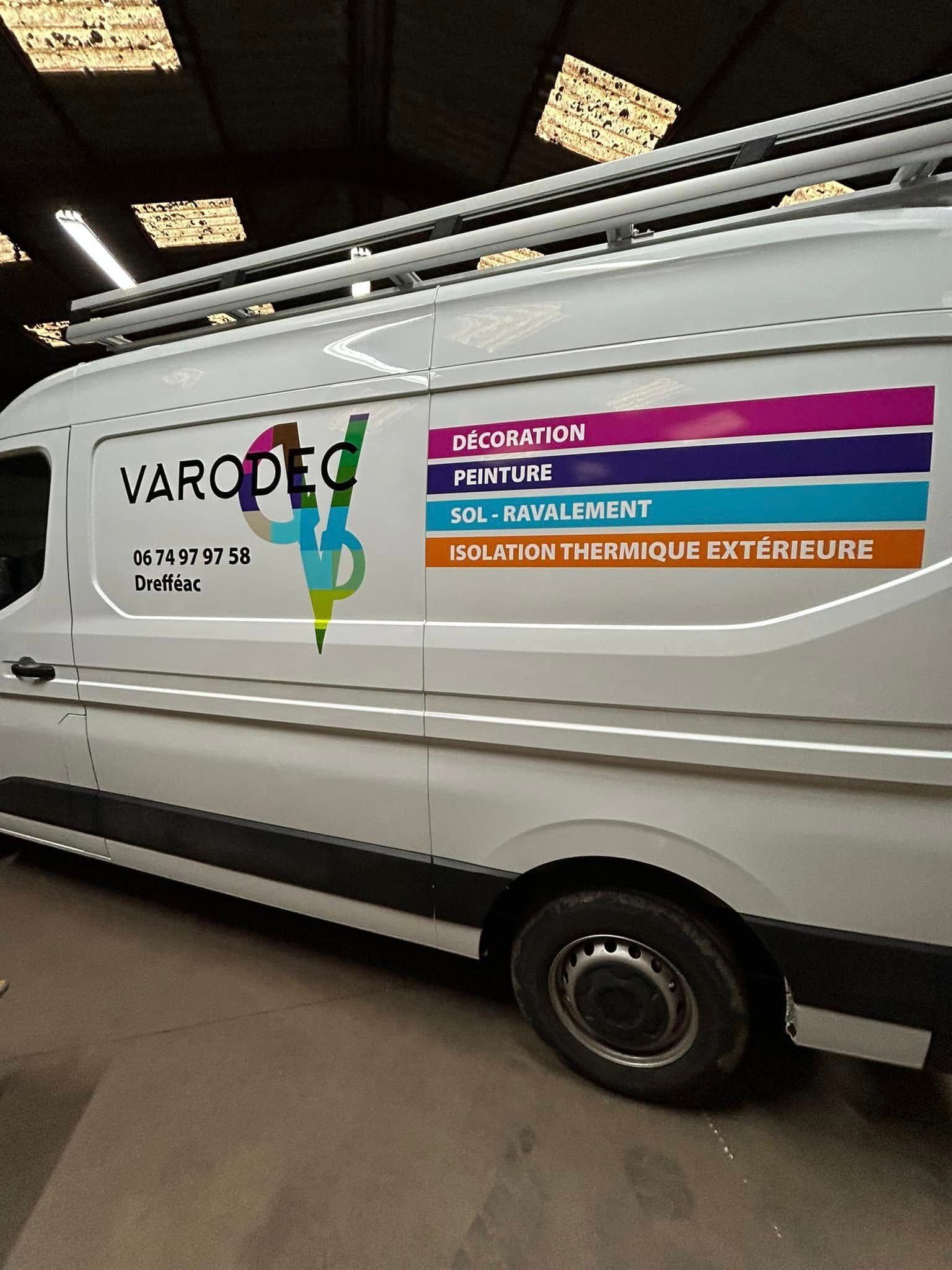 Une camionnette commerciale blanche portant la marque VARODEC.