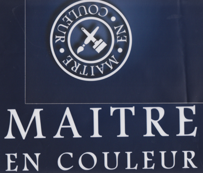 Logo avec le texte « MAITRE EN COULEUR » au-dessus et en dessous d'une icône circulaire représentant un pinceau et un rouleau à peinture croisés.