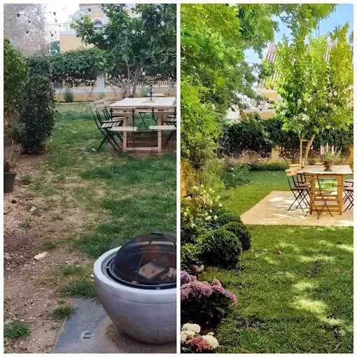 Patio trasero con mesa de picnic, fogata y césped verde junto a un macizo de flores y árboles.