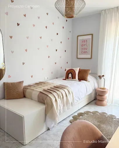 Acogedor dormitorio blanco con papel pintado de corazones, cama baja, detalles en beige