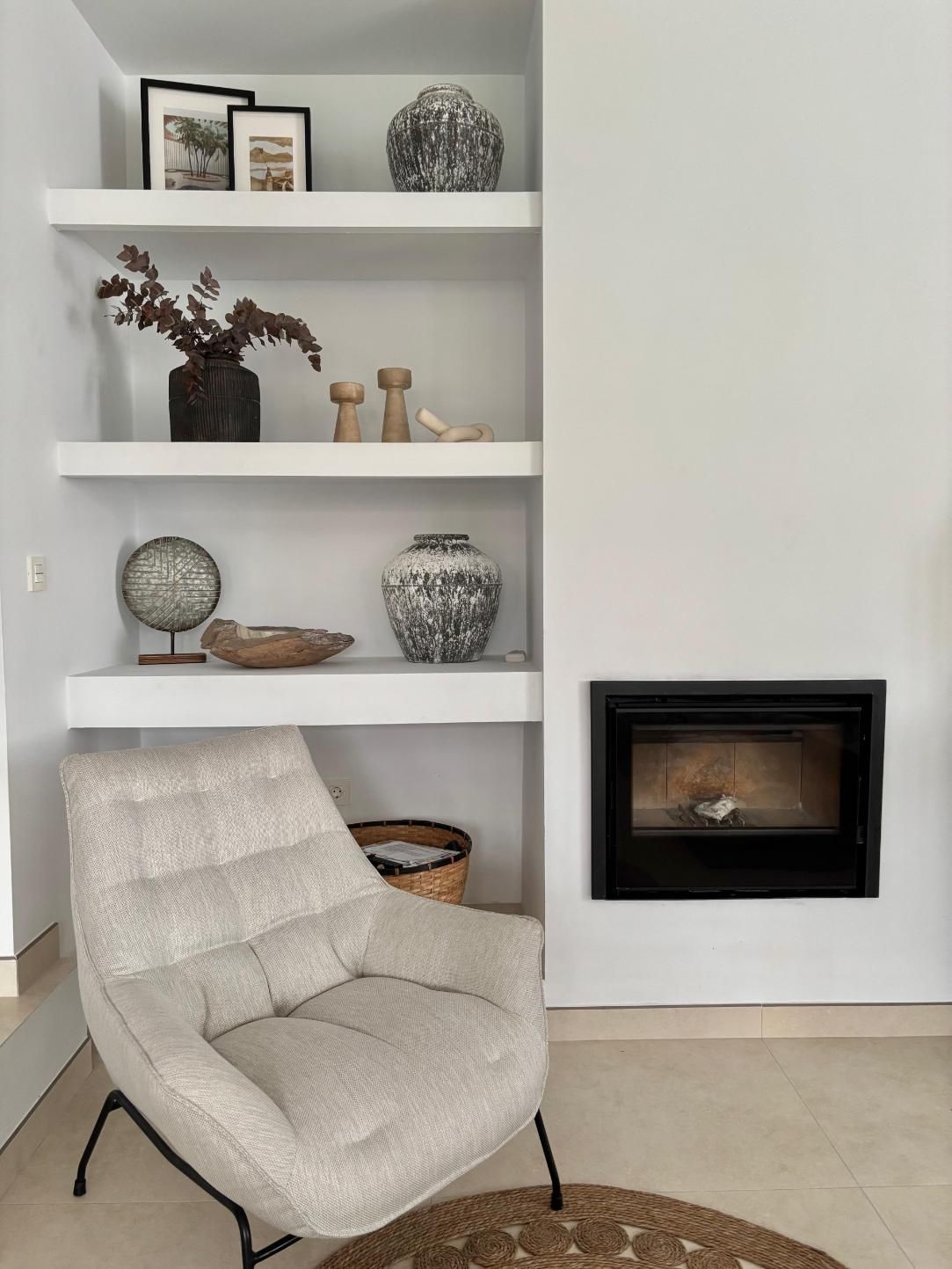 Acogedor dormitorio blanco con papel pintado de corazones, cama baja, detalles en beige, cuadros enmarcados