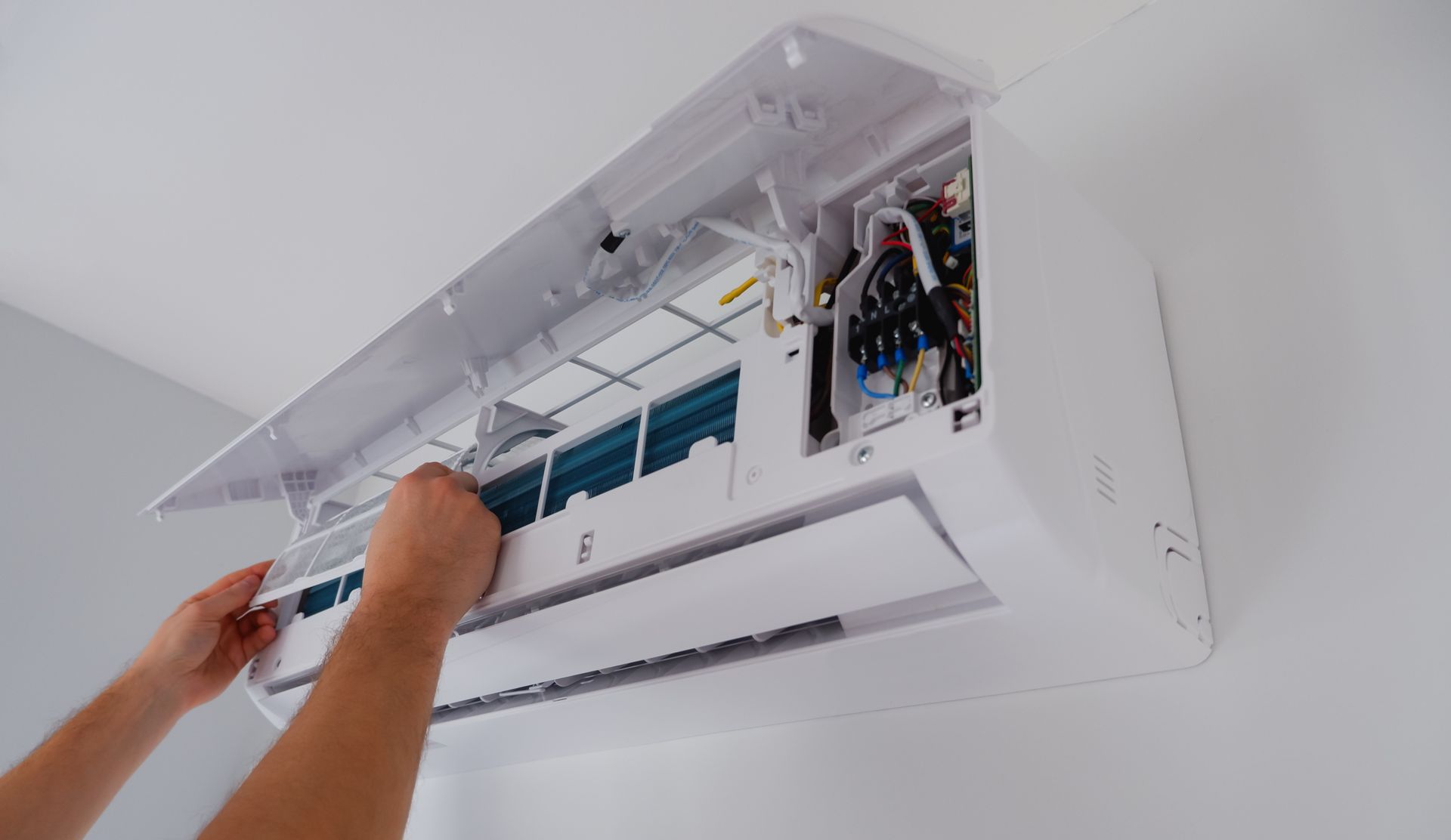 Installation d'une climatisation par un technicien