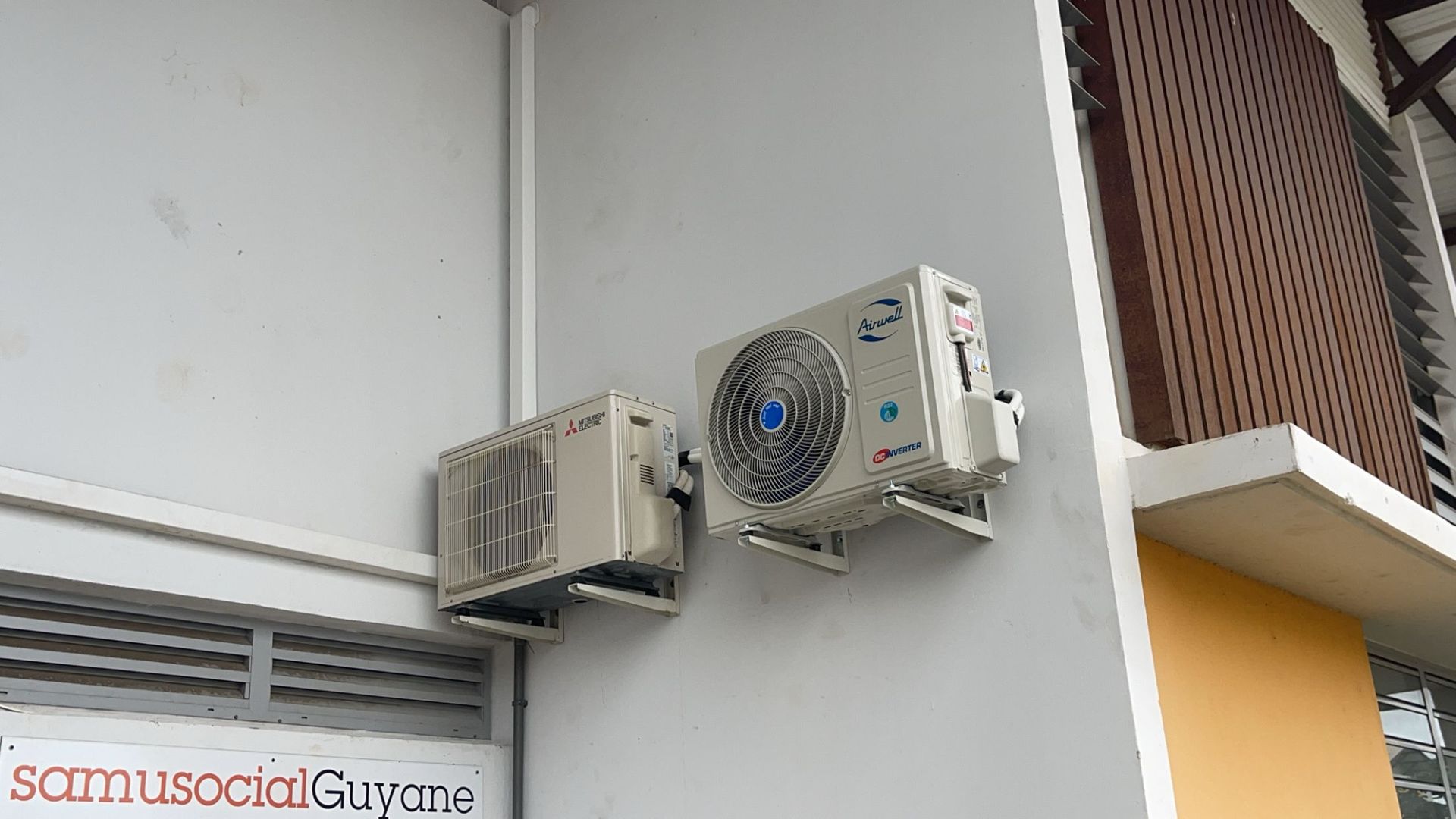 Pose de groupes extérieurs de climatisation