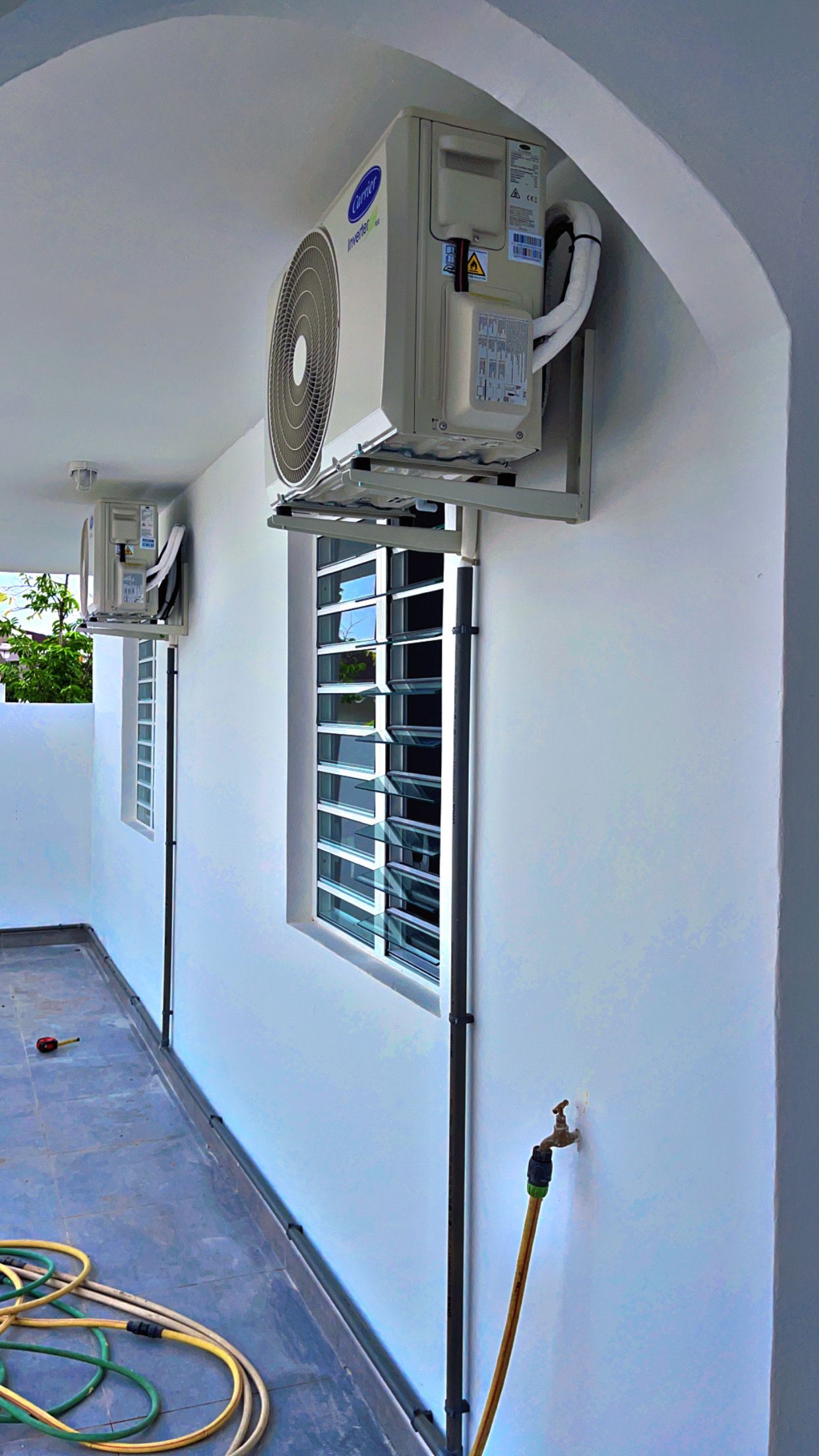 Deux groupes extérieurs sur un mur de maison